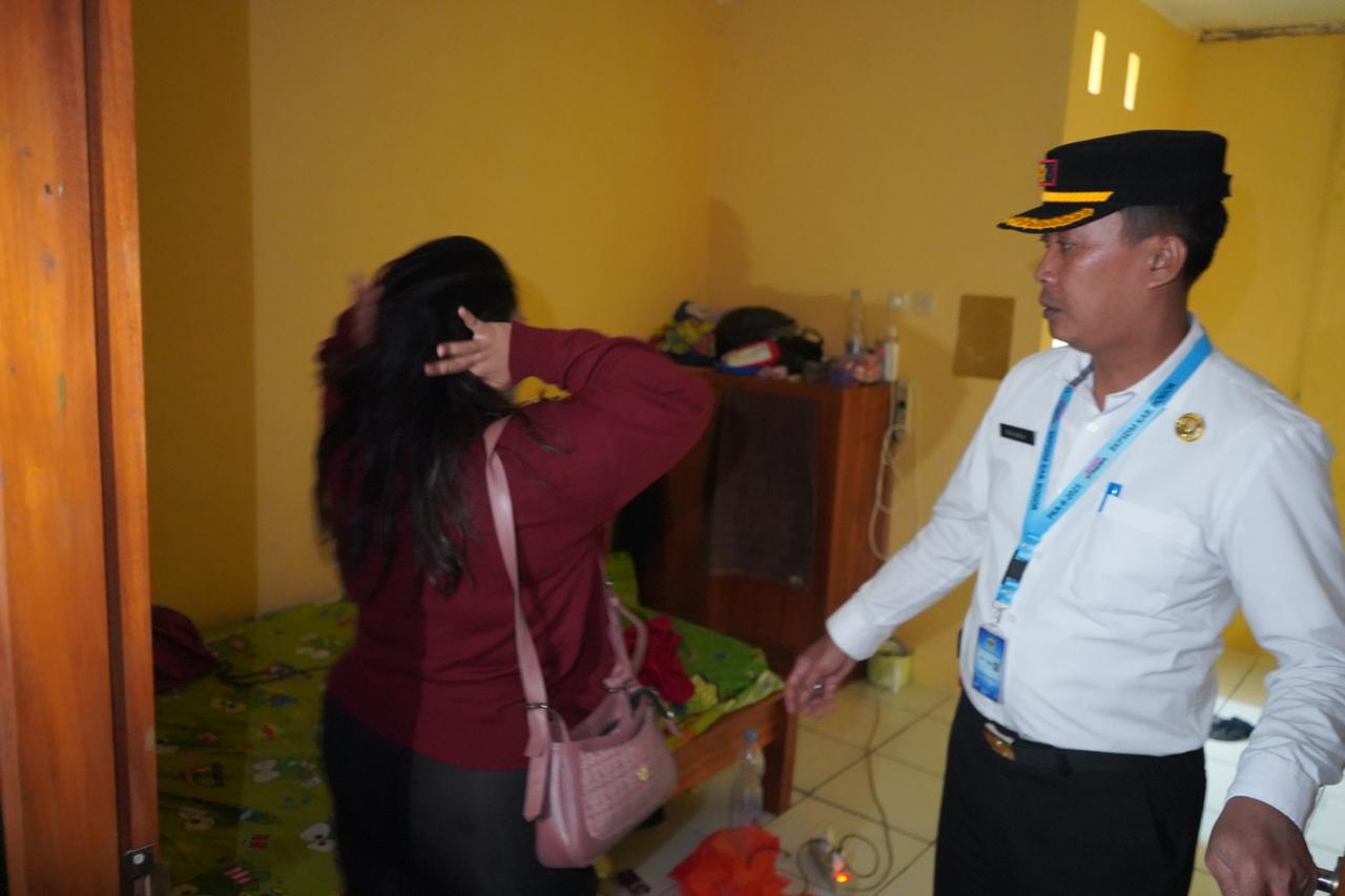 Satpol PP Kabupaten Bogor, saat merazia wanita penghibur atau PSK beberapa waktu lalu.