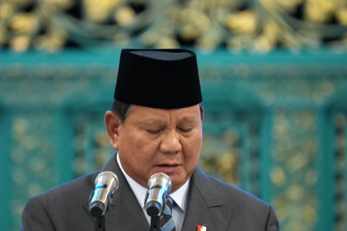 Presiden Prabowo Subianto membacakan keputusannya. Perombakan kabinet kembali dilakukan.
