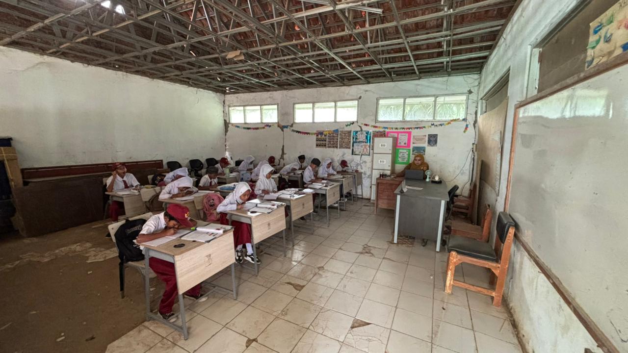 Sejumlah siswa saat melaksanakan kegiatan belajar mengajar di ruang kelas SDN Tegal Benteng, Cariu, Kabupaten Bogor.