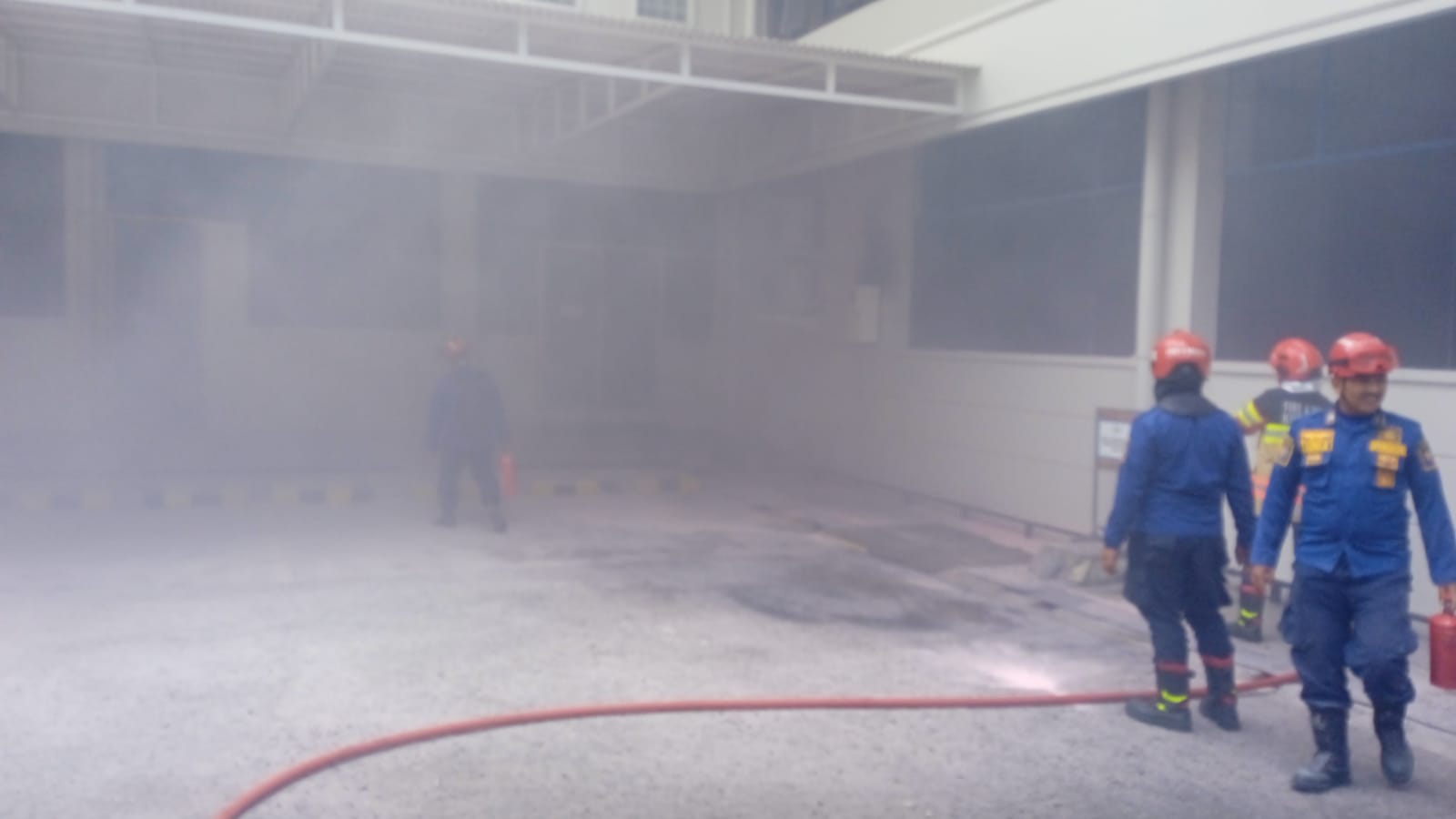 Proses pemadaman kabel terbakar di Sekolah Regina Pacis Kota Bogor oleh petugas Damkar.