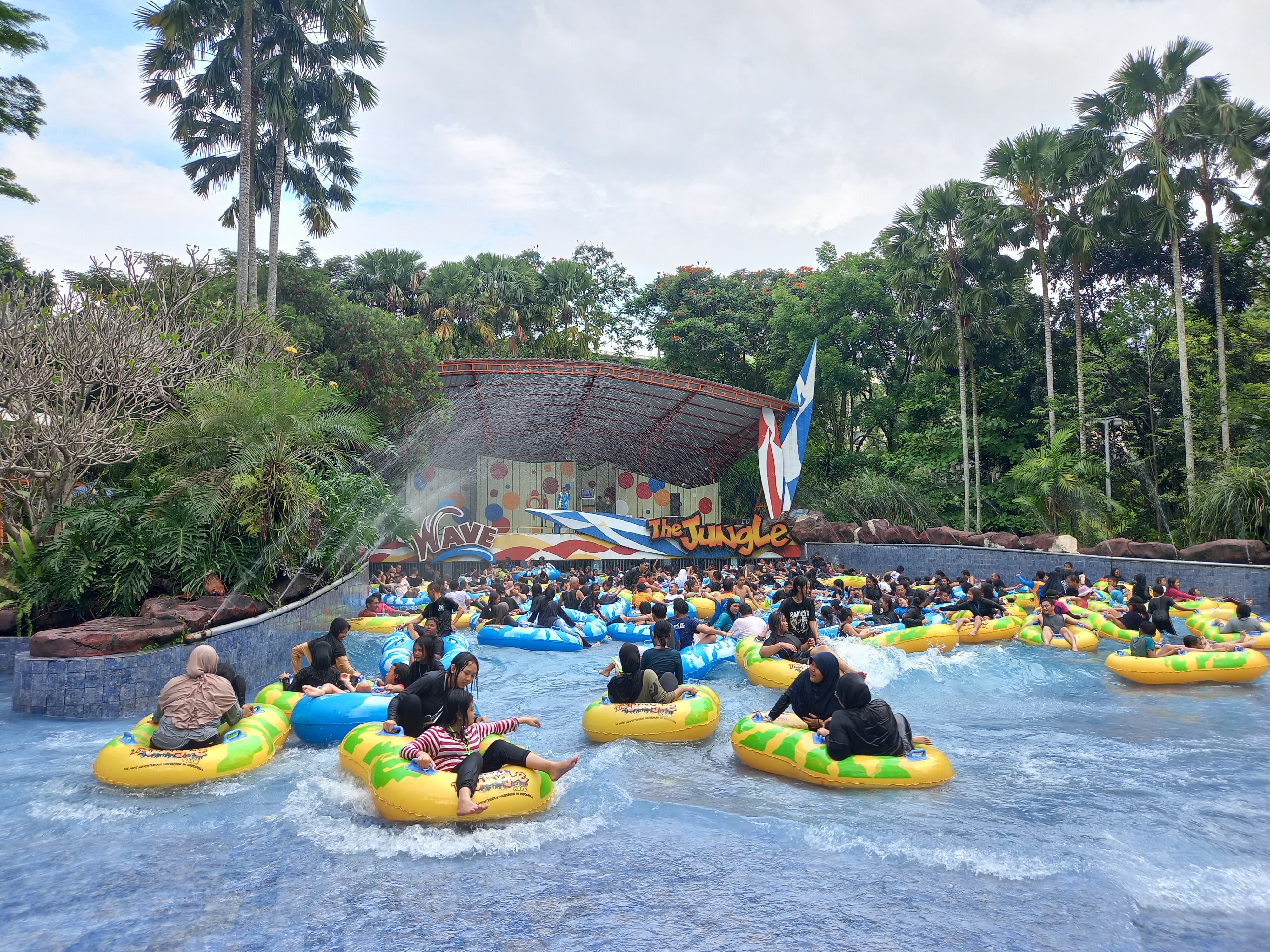 Pengunjung sedang menikmati liburan di The Jungle Waterpark Bogor.