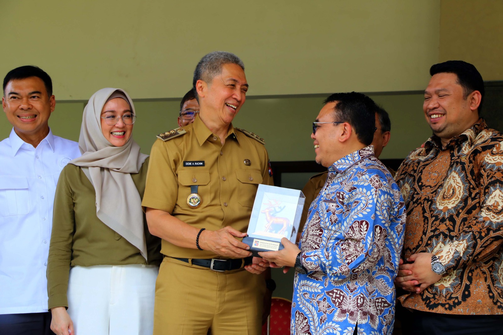 Walikota Bogor, Dedie A Rachim (dua dikiri) saat dampingi kunjungan kerja Komisi VII DPR RI di Bumi Ageung, Batutulis, Kota Bogor, Senin 8 September 2025.