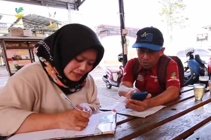 Petugas pendamping sosial saat menemui penerima bansos.