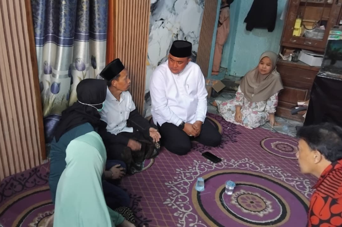 Bupati Bogor Rudy Susmanto di kediaman almarhumah Nurhayati Desa Sukamakmur, Kecamatan Ciomas, Kabupaten Bogor, Minggu, 7 September 2025.