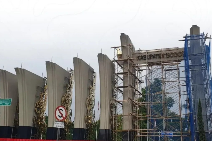 Proyek revitalisasi Tugu Lawang Kori di Cibinong dan diprediksi selesai akhir September 2025.&nbsp;