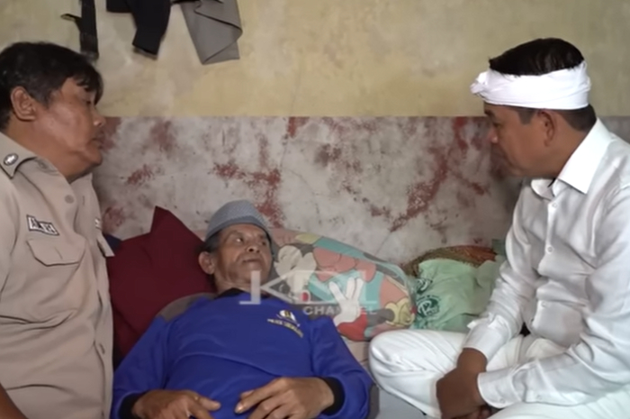 Gubernur Jawa Barat Dedi Mulyadi saat menjenguk seorang satpam lansia di Kota Depok.