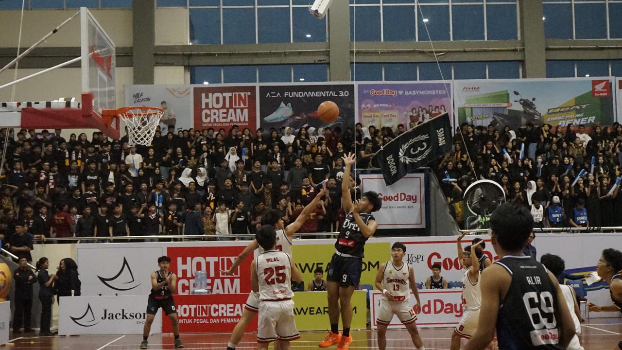 SMAN 3 Cibinong (putih) saat melawan SMAN 3 Bogor di Honda DBL with Kopi Good Day 2025 West Java-West.