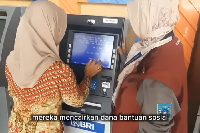 Ilustrasi pengecekan saldo bansos bersama pendamping sosial