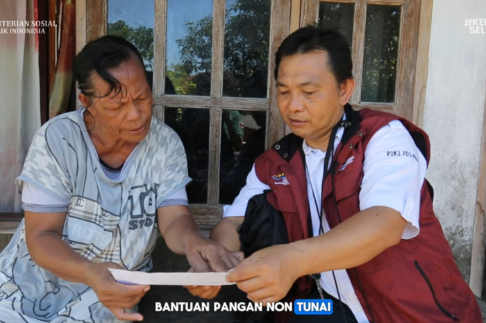 Ilustrasi penyaluran bansos melalui pendamping sosial