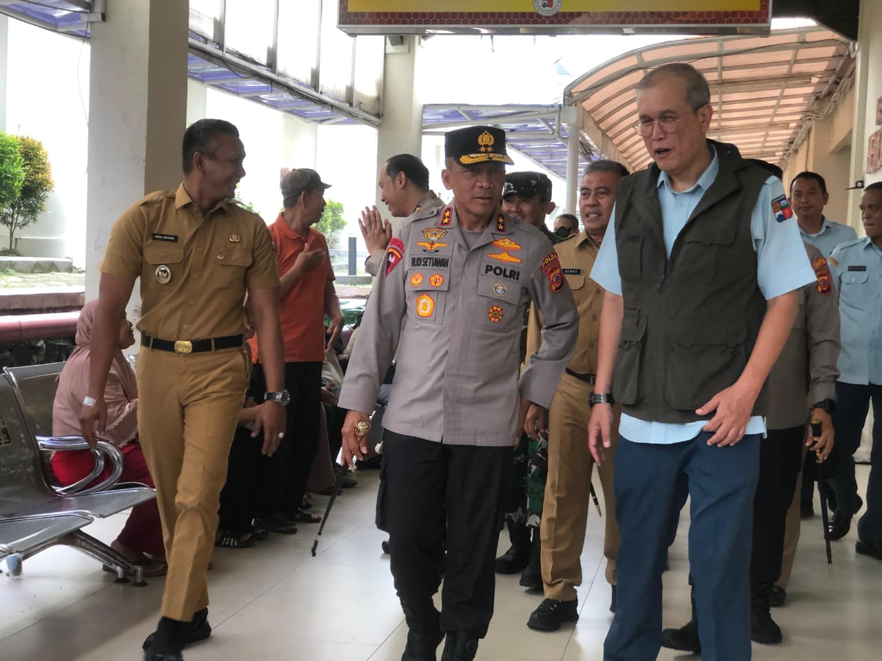 Kapolda Jawa Barat, Irjen Pol Rudi Setiawan menjenguk para korban runtuhnya majelis taklim yang masih dirawat di RSUD Kota Bogor.