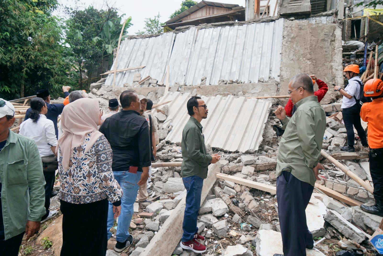 Kondisi bangunan Majlis Taklim, Desa Sukamakmur, Kecamatan Ciomas, Kabupaten Bogor, yang ambruk dan menyebabkan beberapa orang meninggal dunia.