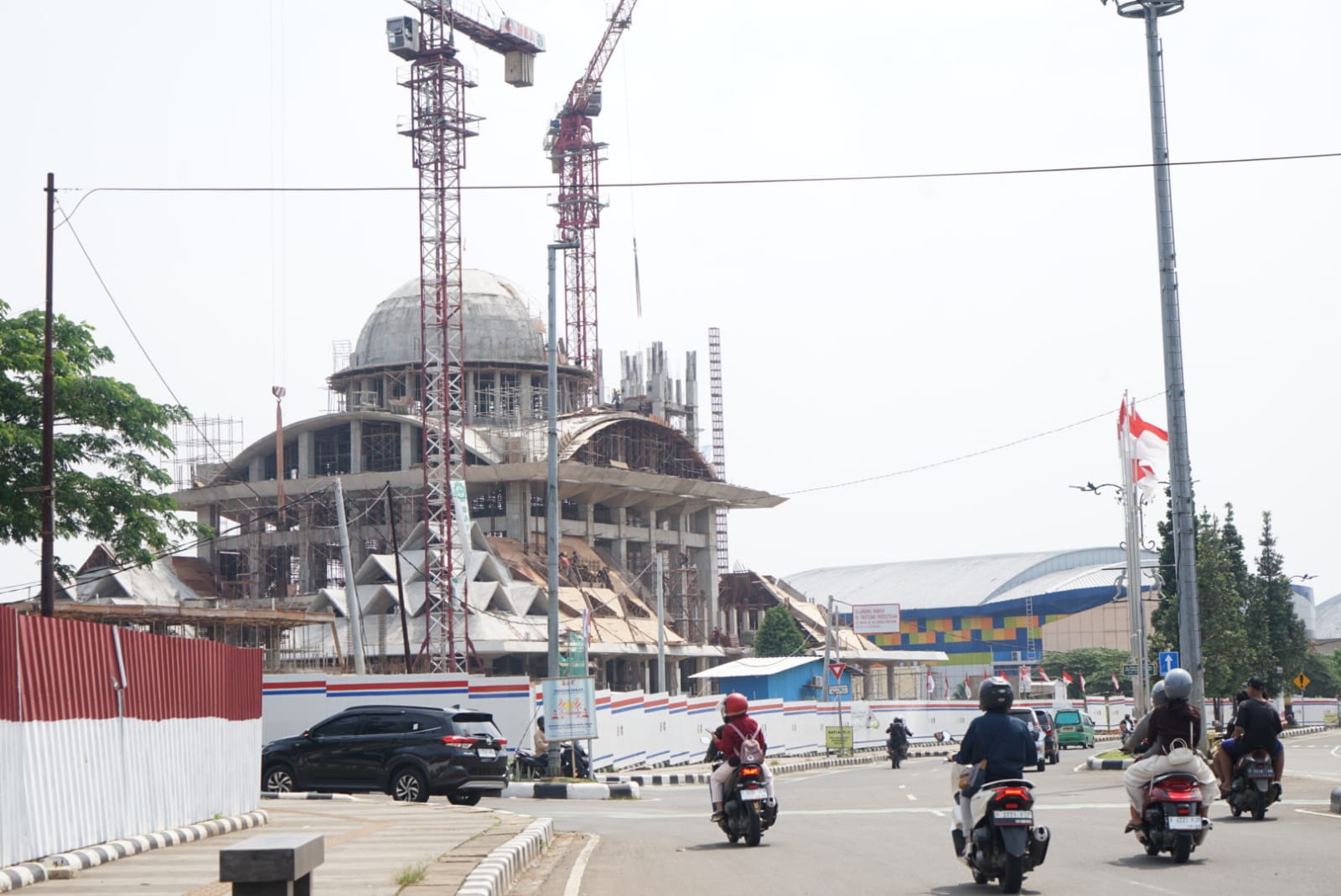 Pekerja sedang menyelesaikan pembangunan Masjid Raya Pakansari, Kabupaten Bogor, Selasa 9 September 2025.