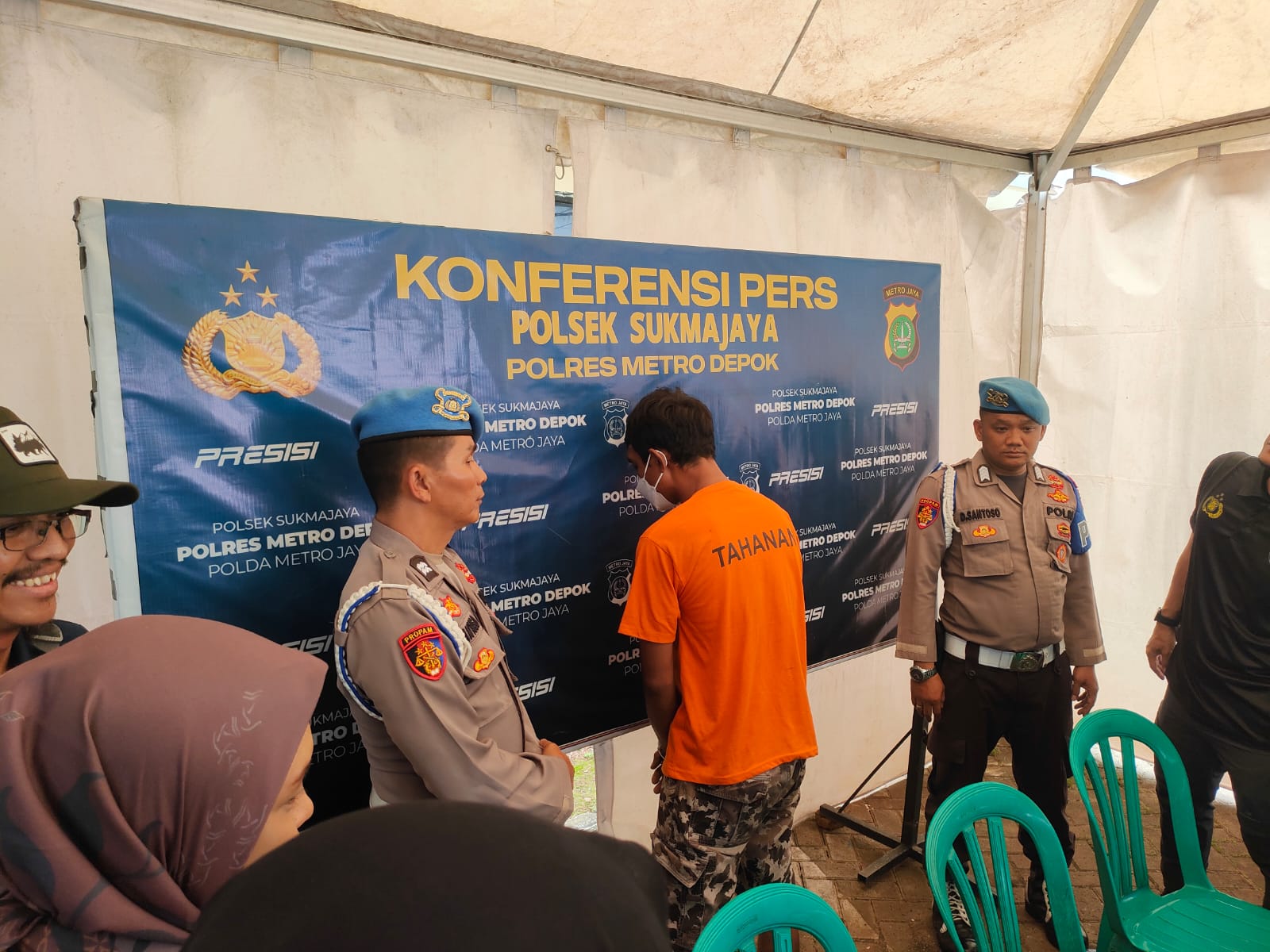 Polisi perlihatkan tersangka penganiayan satpam lansia saat konferensi pers di Mapolsek Sukmajaya, Polres&nbsp;Metro&nbsp;Depok.