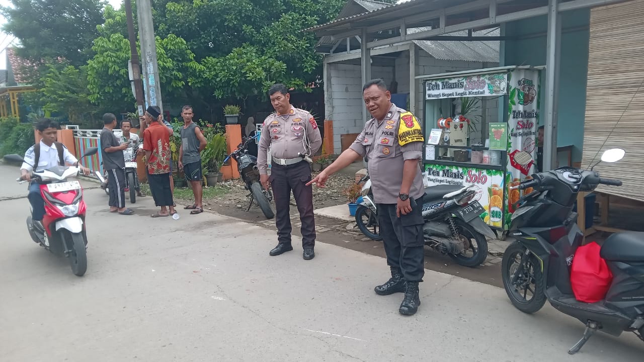 Petugas menunjukan lokasi korban dibacok di Jalan Raya Pesantren Al Inayah RT 03 RW 05, Desa Rawa Kalong, Kecamatan Gunungsindur, Kabupaten Bogor.