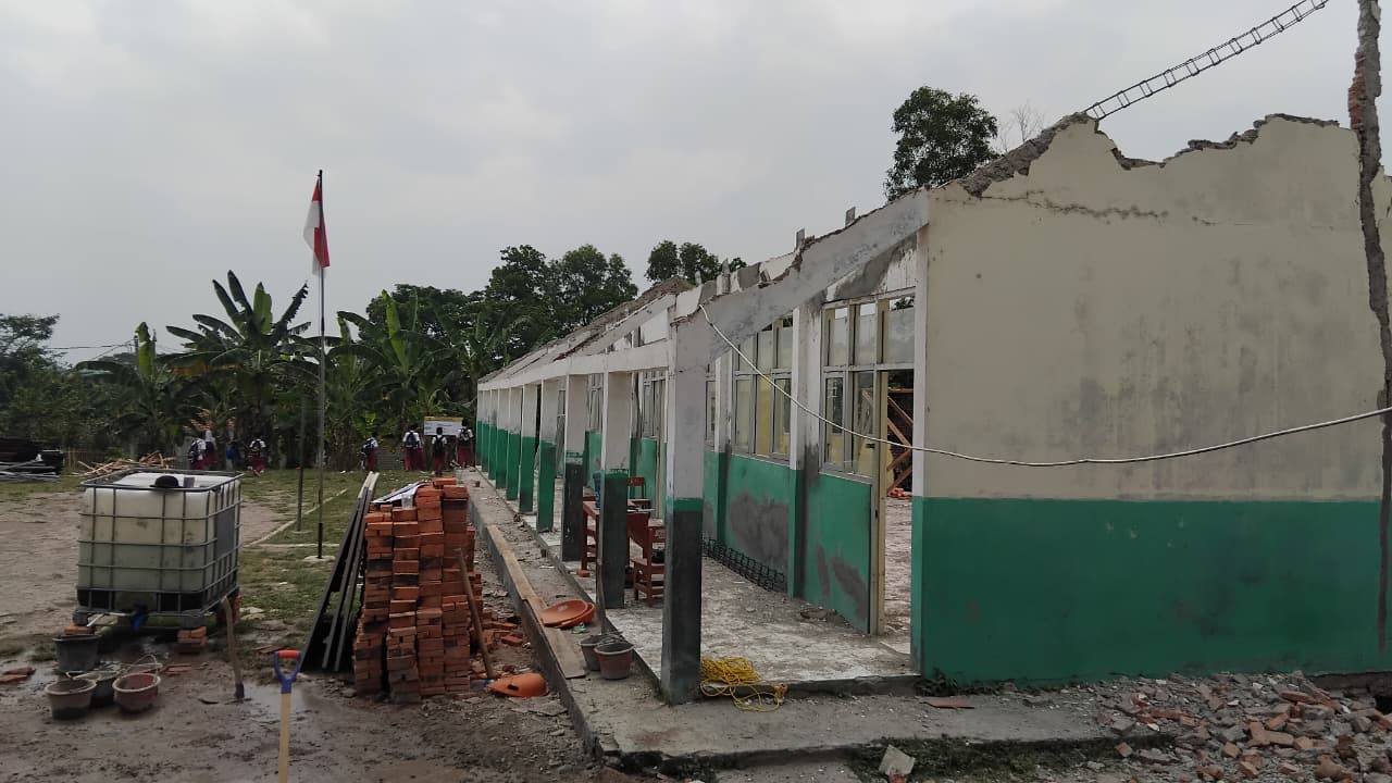 Perbaikan tiga ruang kelas SDN di Cariu, Kabupaten Bogor. Sekolah yang mengajukan revitalisasi mulai 2026 bisa lewat aplikasi.