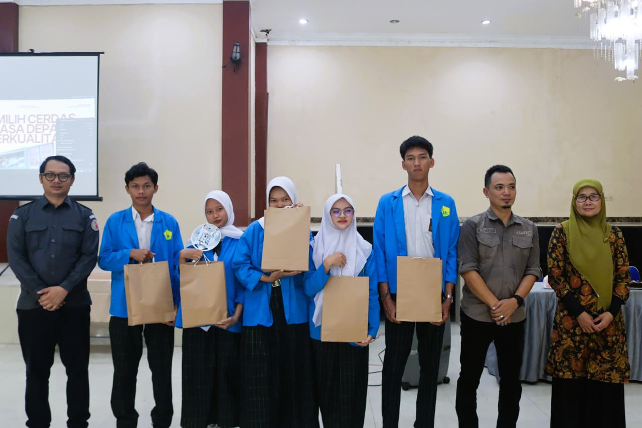 Bawaslu Kabupaten Bogor, saat meluncurkan program Bawaslu mengajar di salah satu sekolah di Bojonggede, Kabupaten Bogor.