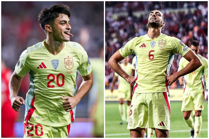 Dua pemain Spanyol melalukan selebrasi setelah mencetak goal ke gawang Turki.
