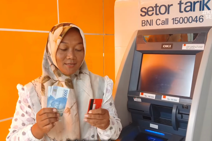 KPM menarik bansos BPNT tahap 3 dari salah satu bank penyalur.
