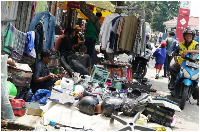 Suasana lapak barang bekas di Jalan Merdeka, Kota Bogor, yang setiap hari ramai jadi tujuan warga berburu barang murah.
