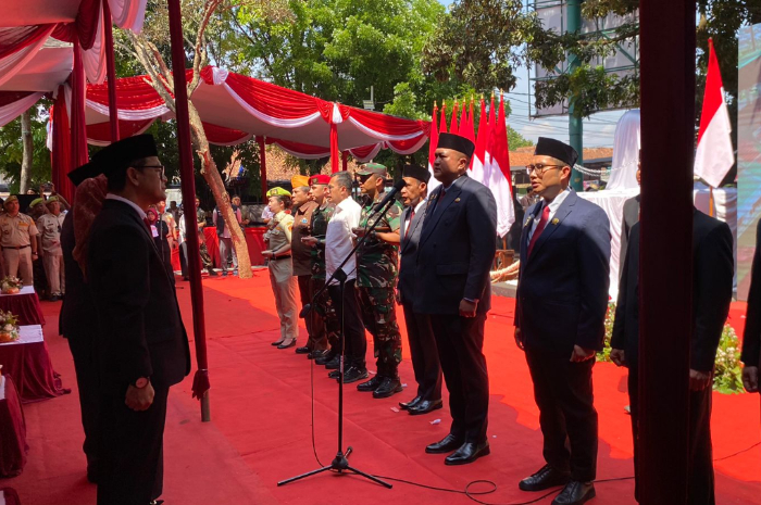 &lrm;Bupati Bogor Rudy Susmanto melantik sejumlah pejabat di&nbsp;Alun-Alun Jonggol, Kabupaten Bogor.