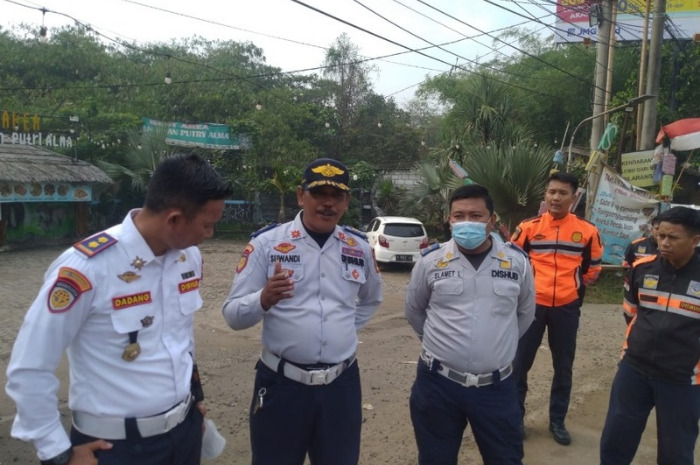 DPUPR Kabupaten Bogor saat melaksanakan rekonstruksi jalan di wilayah Kecamatan Rumpin.