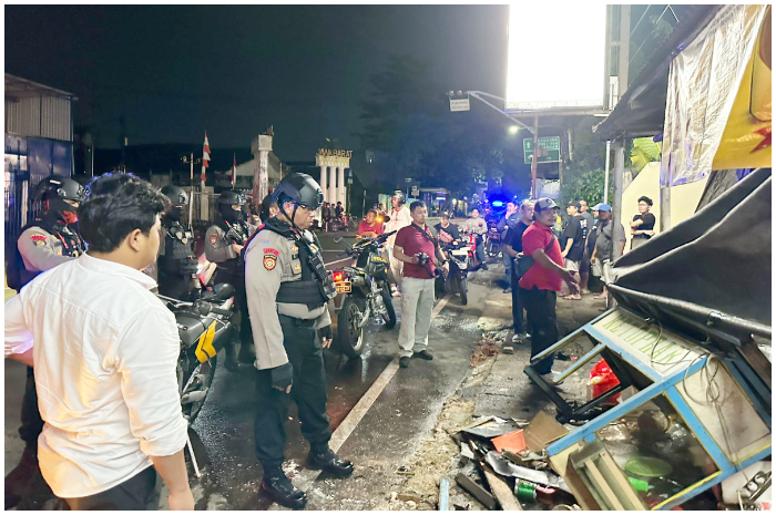 Kondisi gerobak penjual ketoprak di Jalan Siliwangi Kota Depok yang hancur usai dirusak bang jago.