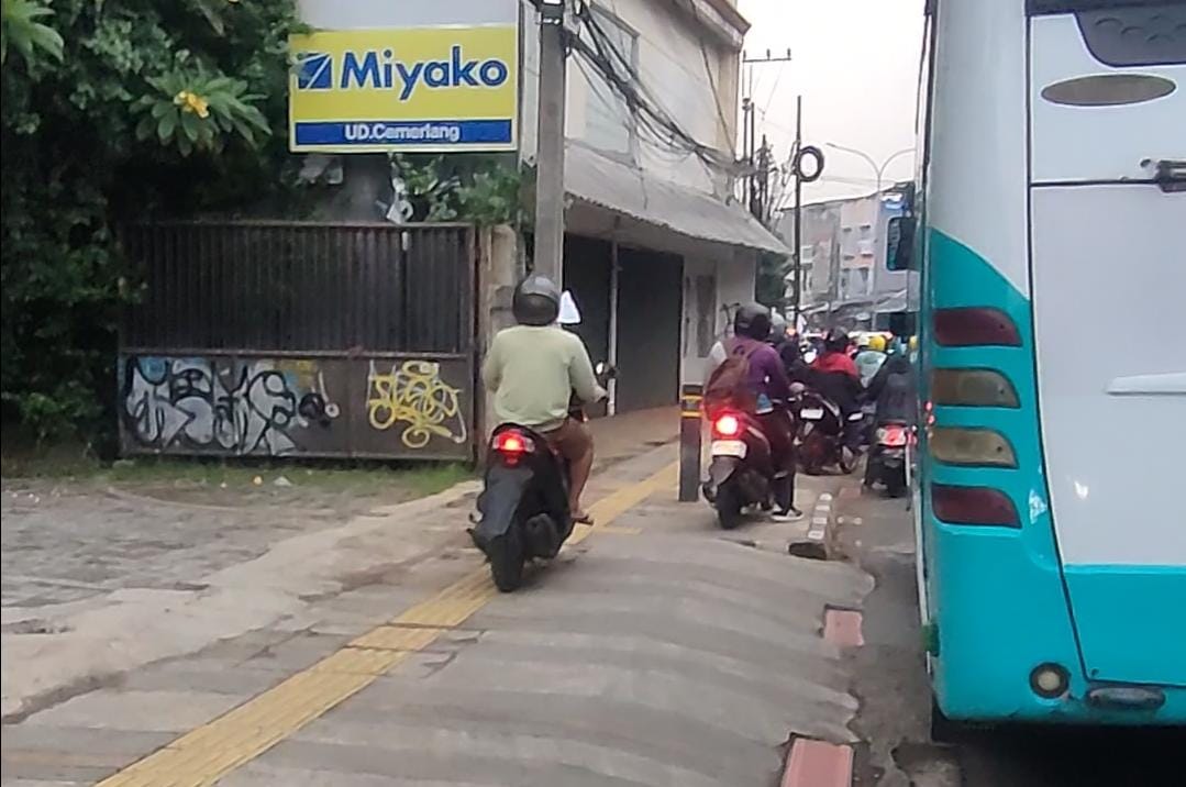 Sejumlah pengendara motor gunakan trotoar untuk menerobos macet di ruas Jalan Kartini Kota Depok.