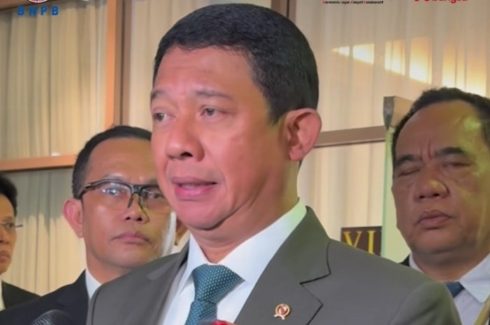 Kepala BNPB Letjen TNI Suharyanto memberikan keterangan mengenai banjir yang terjadi di tiga provinsi, Jatim, Bali, dan NTT.