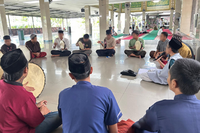 Warga binaan Lapas Kelas IIA Cibinong, Kabupaten Bogor saat melakukan pelatihan rebana marawis.
