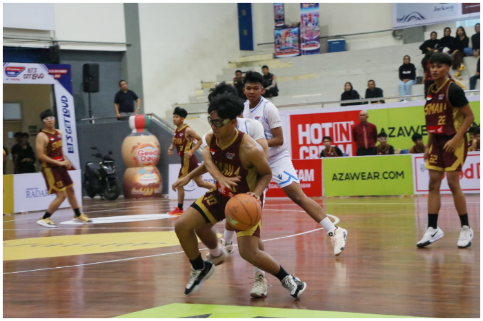SMAN 4 Bogor melawan SMAN 8 Bekasi (putih) dalam Honda DBL with Kopi Good Day 2025 West Java-West.