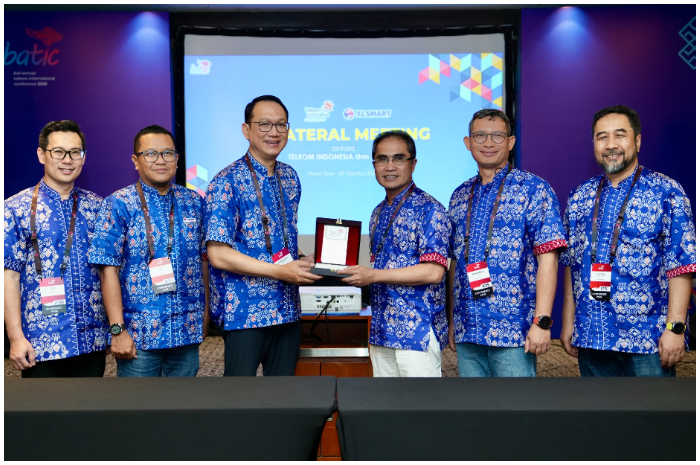 Penandatanganan kerjasama strategis antara XLSMART dan Telkom.