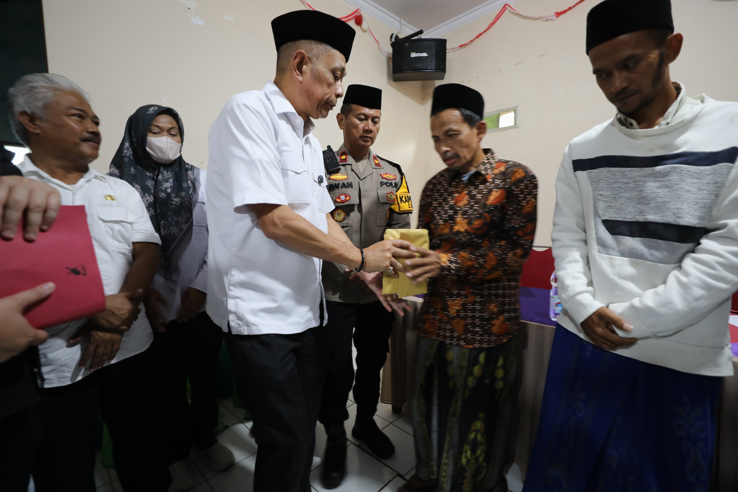 Wamensos Agus Jabo Priyono menyerahkan santunan sebesar Rp62 juta kepada ahli waris korban meninggal pada musibah ambruknya Majelis Taklim di Desa Sukamakmur, Ciomas Bogor.