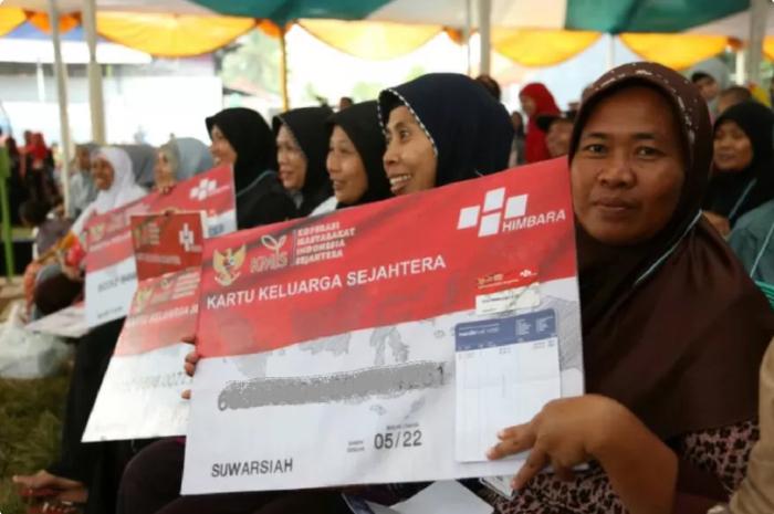 Pembagian KKS ke KPM bansos PKH BPNT secara simbolis beberapa waktu lalu.