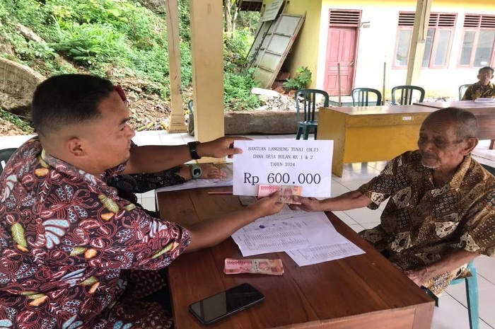 Ilustrasi: Penyaluran bantuan sosial (bansos) kepada KPM.