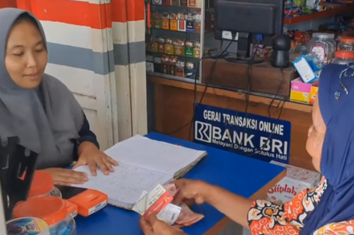 Ilustrasi: Pencairan bantuan sosial (bansos).