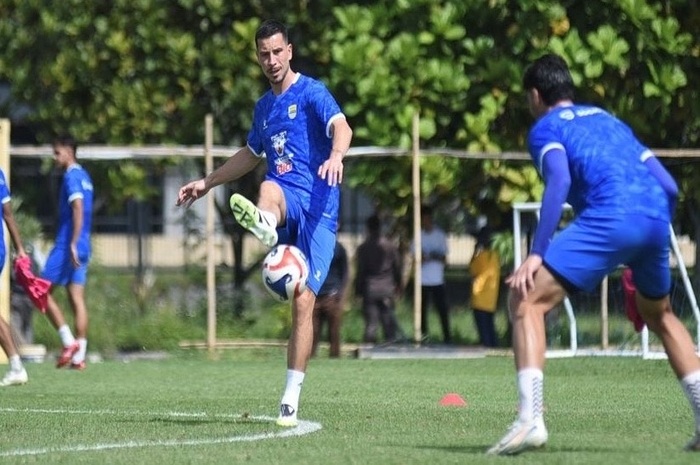 Thom Haye dalam sesi latihan menjelang laga vs Persebaya.