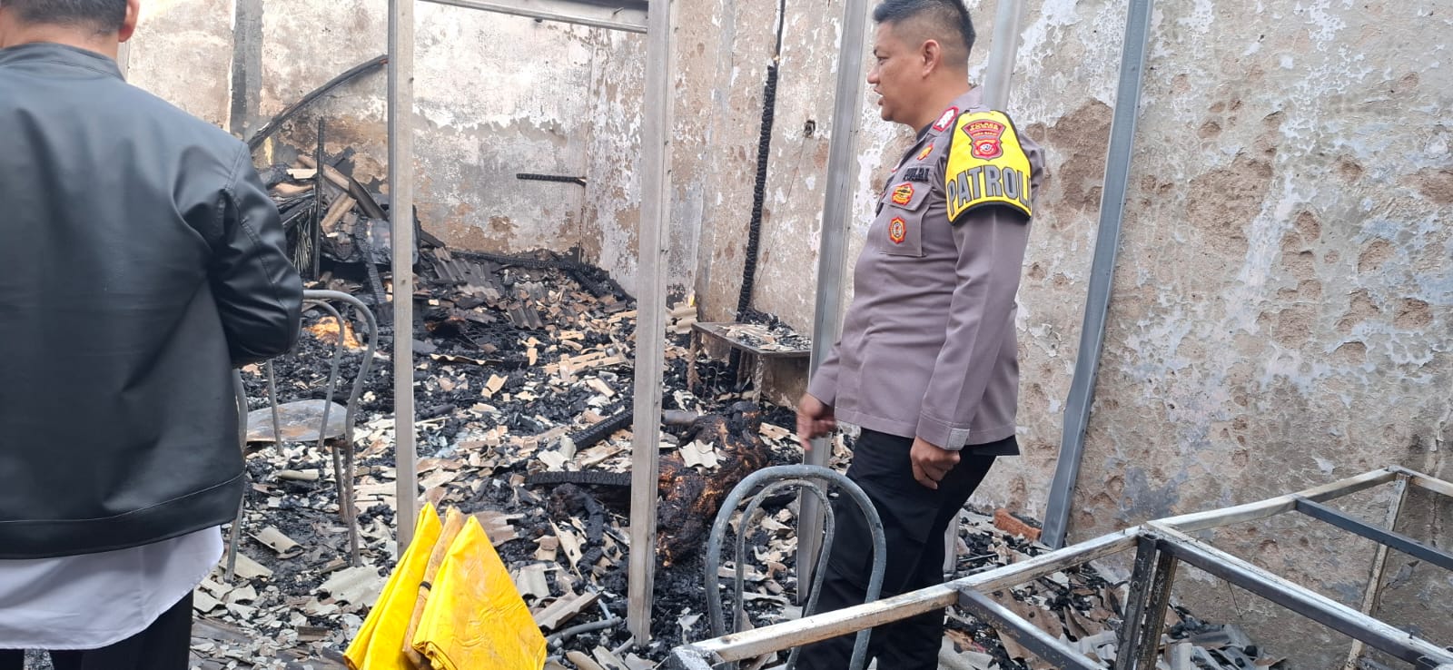 Polisi mengecek lokasi kios pecal lele di Desa Ciangsana, Kecamatan Gunungputri, Kabupaten Bogor, yang hangus terbakar.