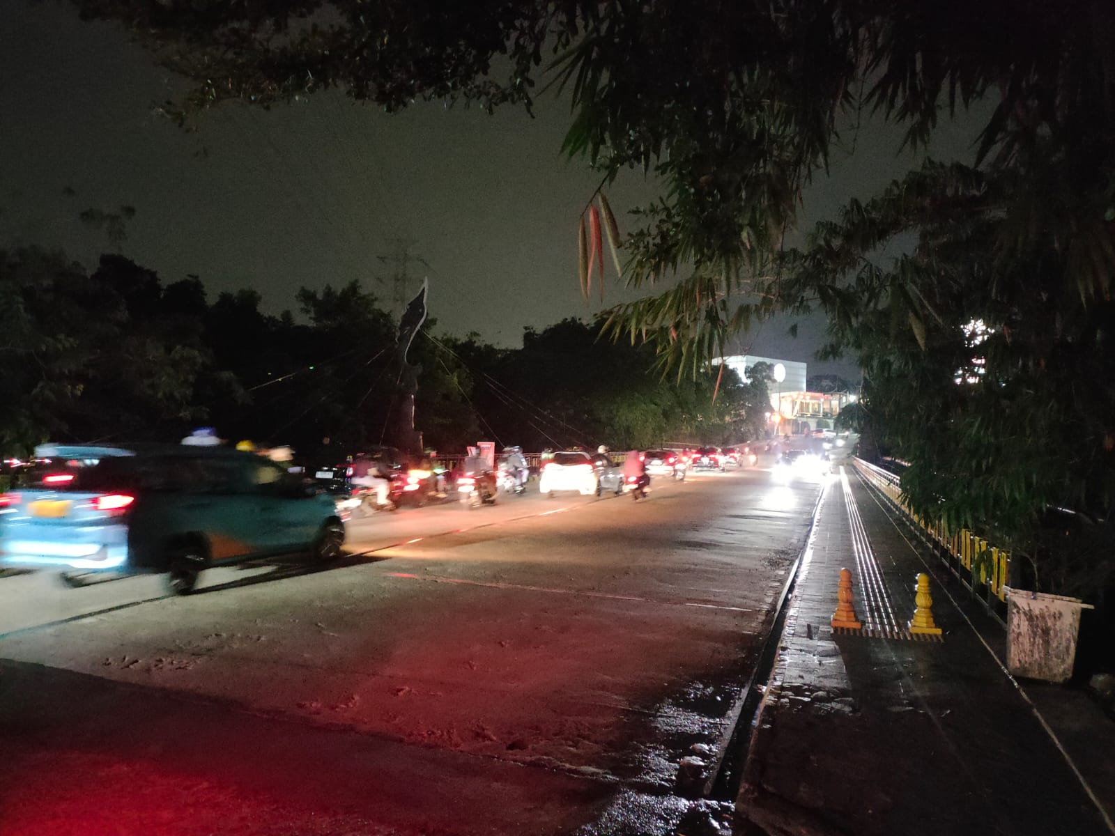 Lampu hias ikon Depok di Jembatan GDC Kota Depok, sudah hampir satu bulan rusak, hingga saat ini belum&nbsp;diperbaiki.