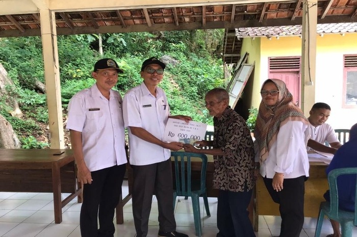 Salah satu KPM menerima BPNT tambahan.