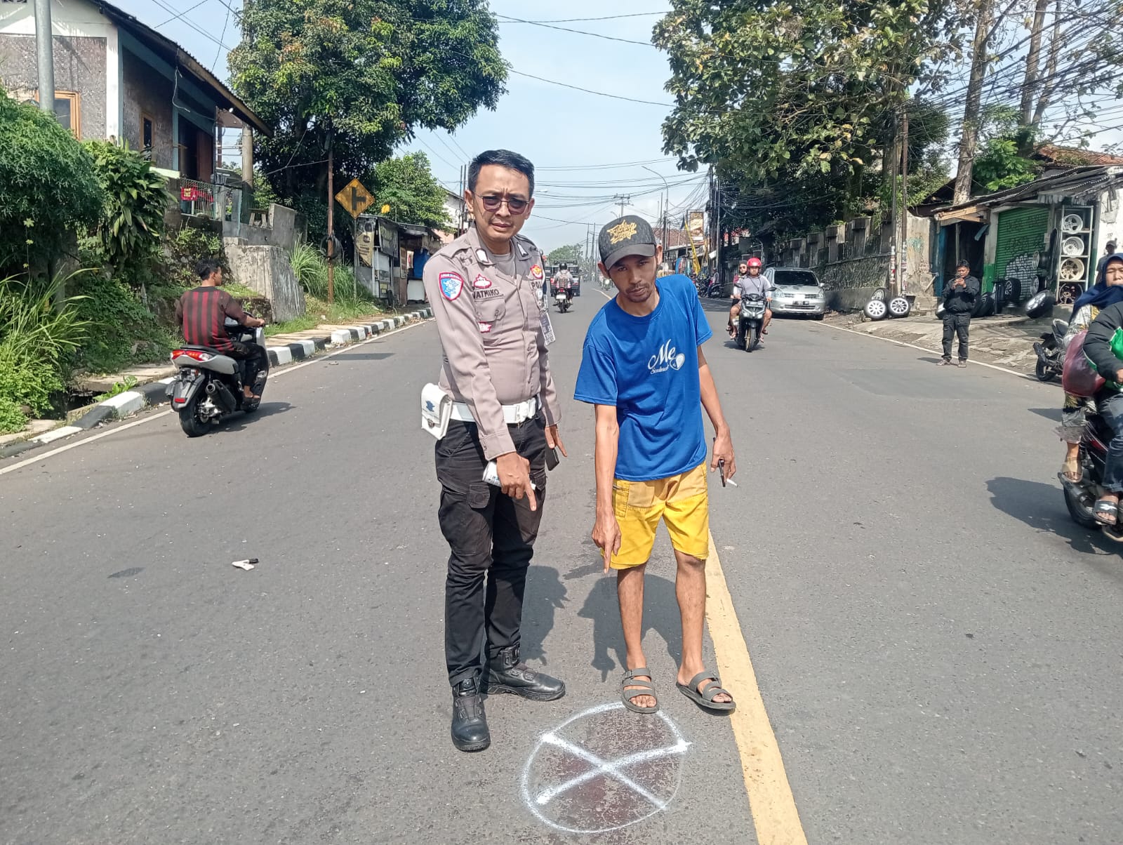 Kecelakaan melibatkan dua motor terjadi di Jalan Raya Sukabumi, depan Toko Mutiara AC Mobil, Desa dan Kecamatan Cigombong, Kabupaten Bogor.