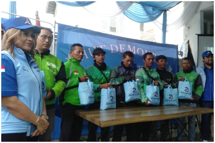 Pemberian paket sembako secara simbolis yang dilakukan oleh DPC Partai Demokrat Kota Bogor.