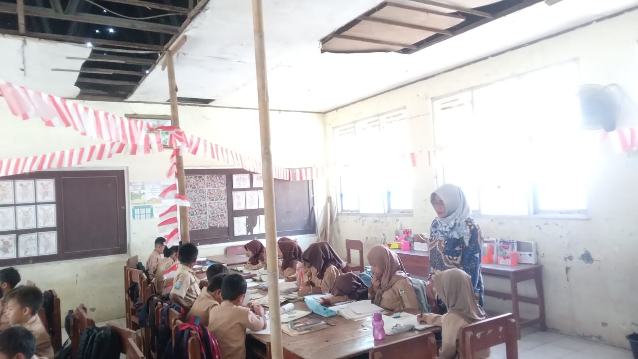 Sejumlah atap ruang kelas di SDN Cipinang 02, Desa Cipinang, Rumpin berlubang. Orang tua siswa khawatir ambruk dan membahayakan anaknya.