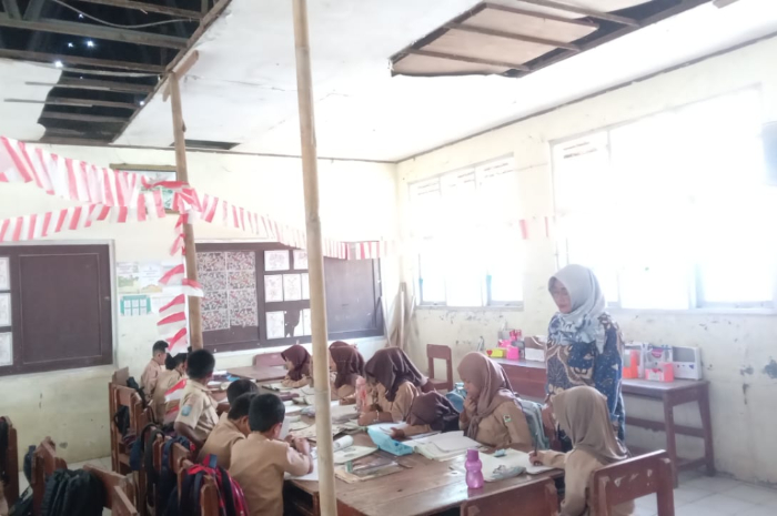 BAHAYA : Plafon kelas SDN Cipinang 02 Rumpin, Kabupaten Bogor terpaksa diganjal bambu.