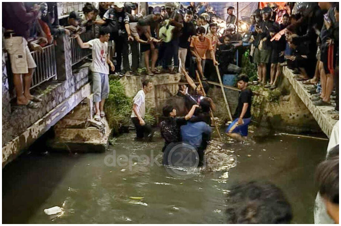 Tangkapan layar video massa menangkap maling vespa yang nyebur ke sungai di Kota Depok.
