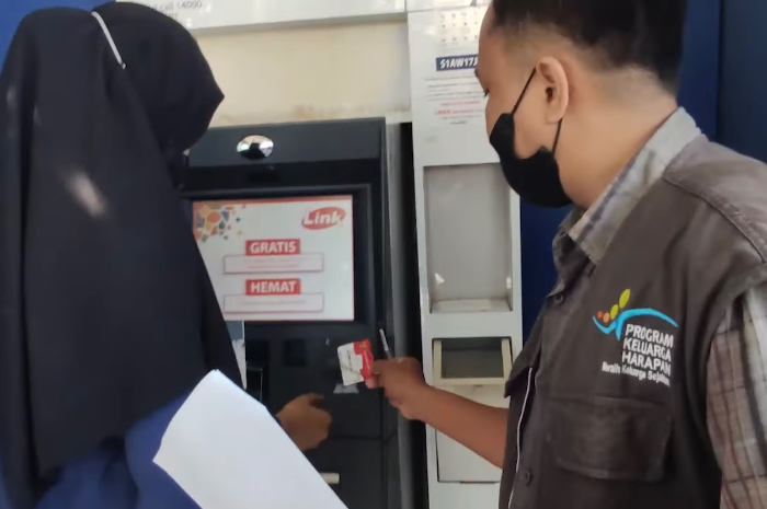 Pencairan bansos PKH BPNT oleh pendamping