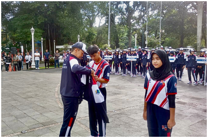 Pelepasan simbolik atlet POPDA dan PEPARPEDA tingkat Jawa Barat yang dilakukan Wali Kota Bogor, Dedie Rachim.