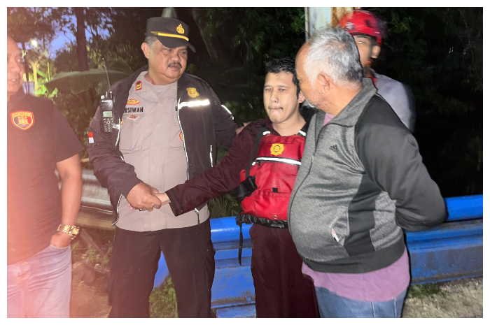 Seorang pria berusia 33 tahun nekat loncat dari jembatan setinggi sekitar 20 meter.