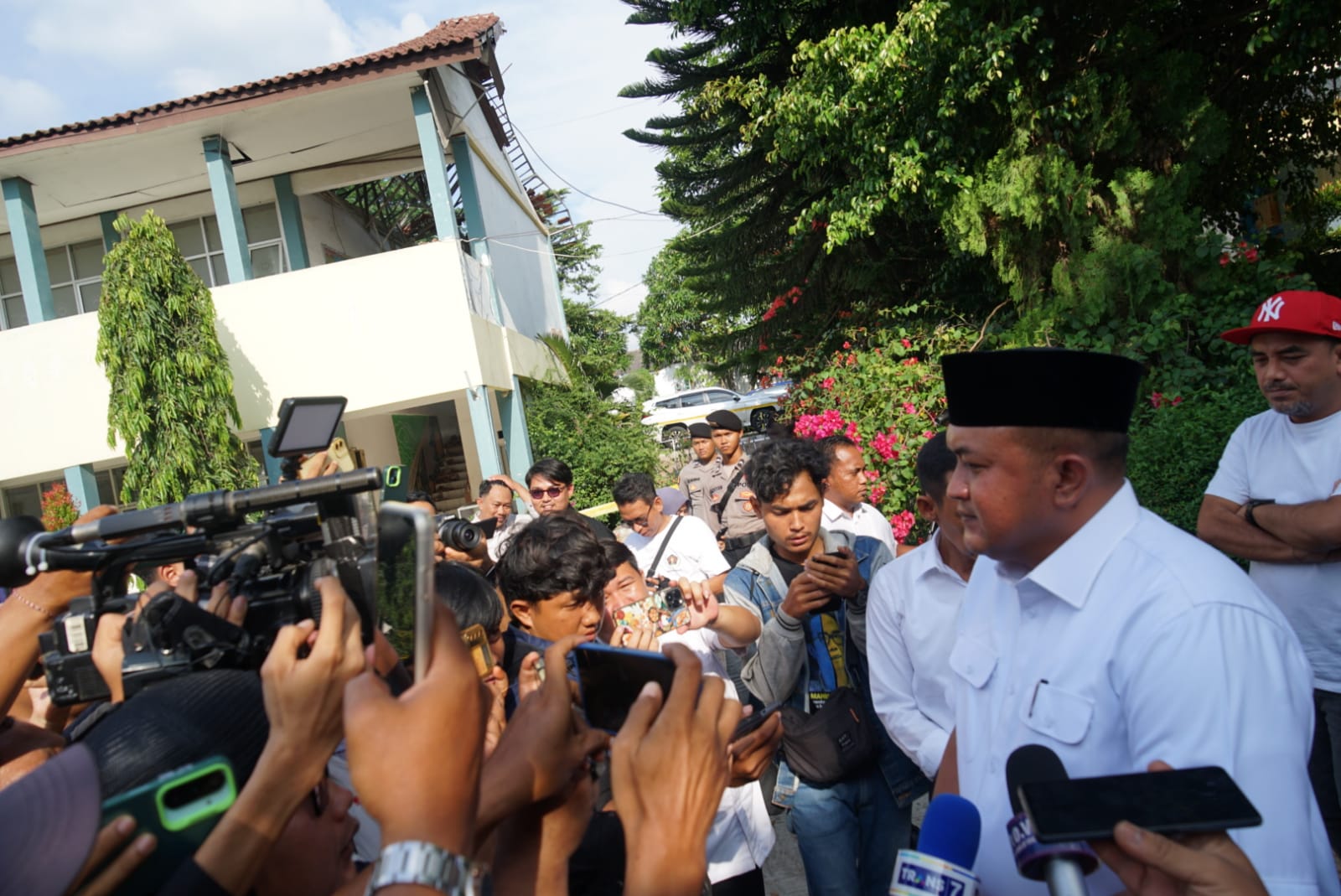 Bupati Bogor saat meninjau atap sekolah yang ambruk di SMKN 1 Cileungsi, Kabupeten Bogor.
