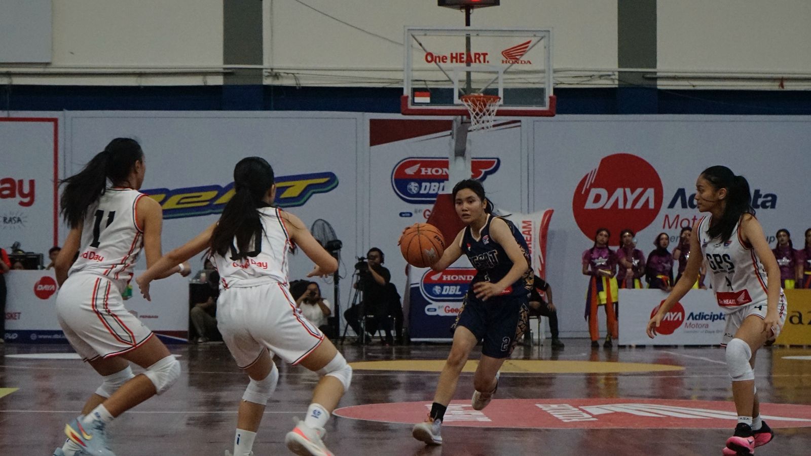 Global Prestasi School (putih) menang melawan SMA PGRI Cibinong.