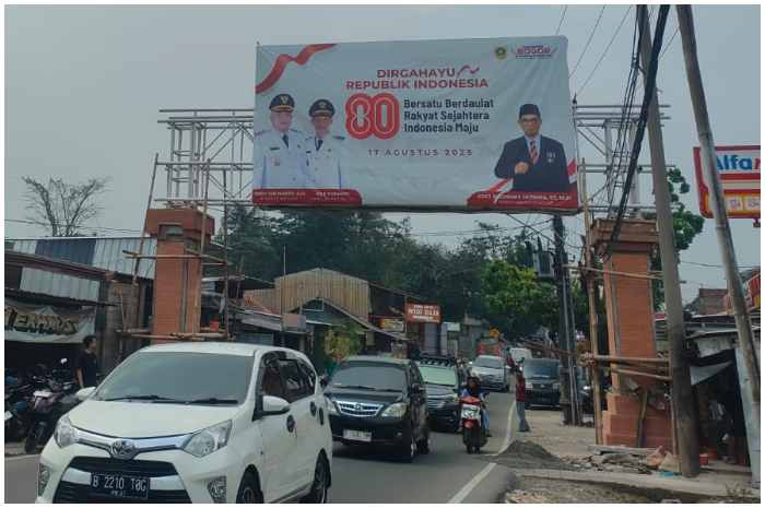 Kondisi Gapura Selamat Datang Kota Depok yang sedang direvitalisasi.